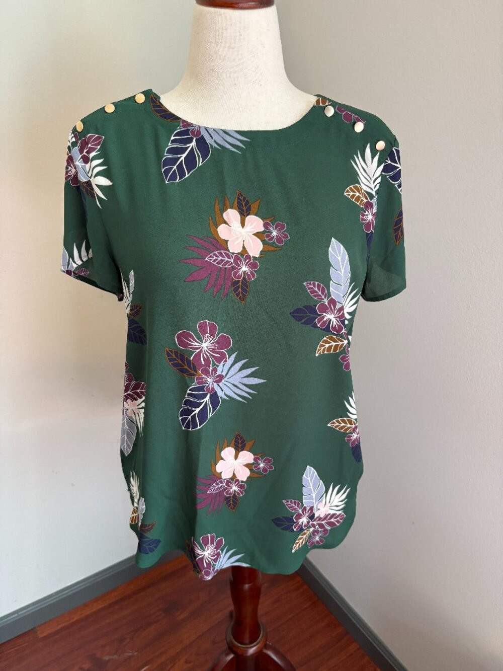 LOFT Green Tropical Floral Blouse Medium Short Sleeve Button Shoulder Top